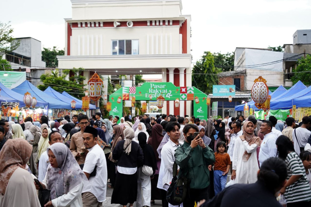 Ratusan warga memadati pelataran Universitas Muhammadiyah Surabaya (UMSURA) dalam gelaran Pasar Rakyat Ramadan EcoFest. (Foto: Humas Umsura/jatimnow.com)