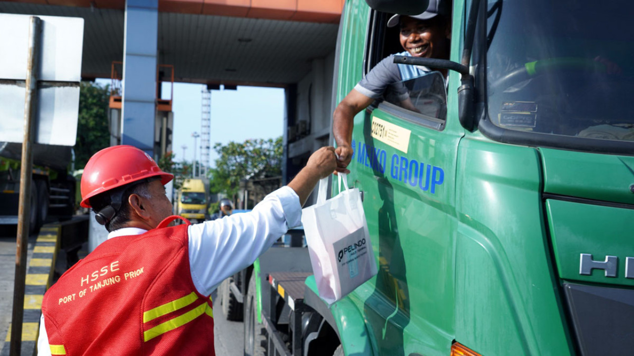 Pekerja lapangan mendapatkan bingkisan dari PTP Nonpetikemas. (Foto: PTP Nonpetikemas for JatimNow.com)