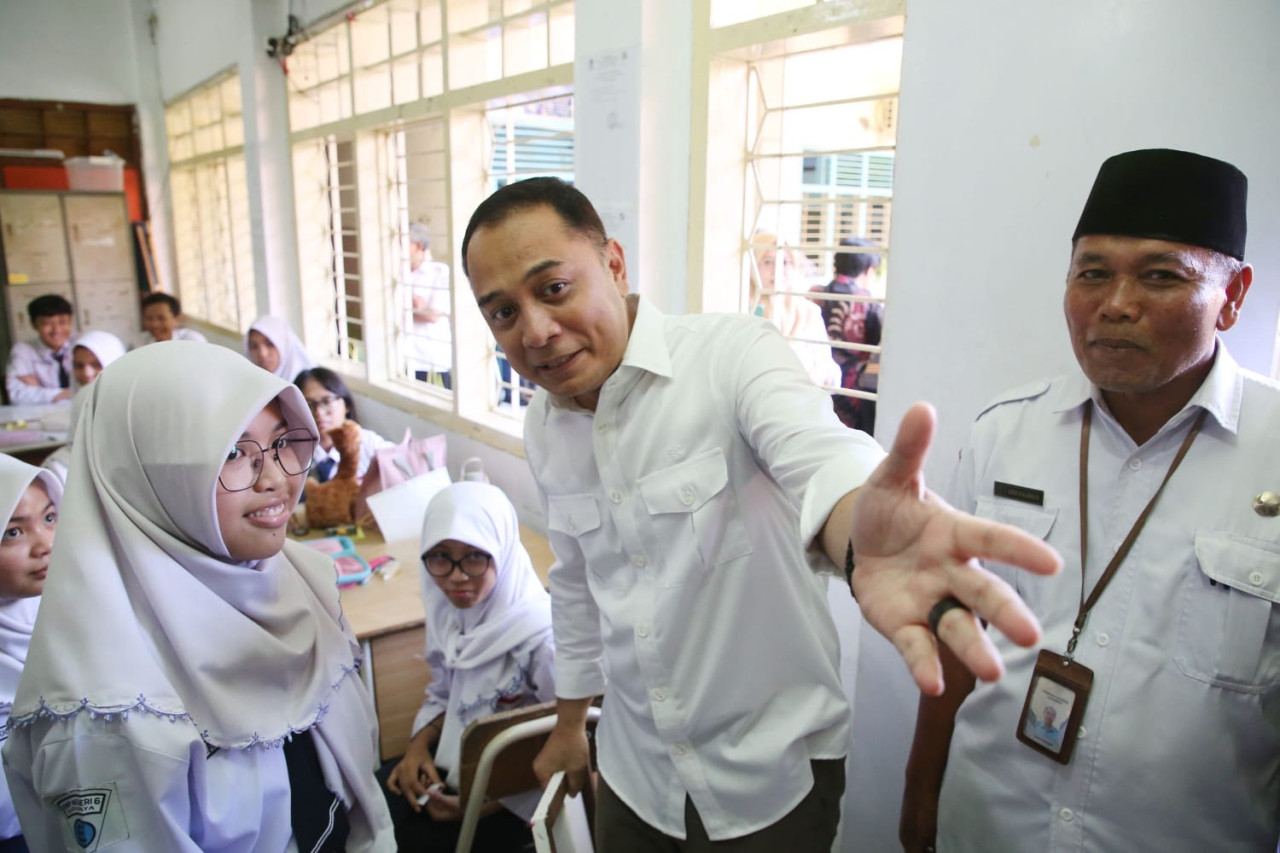 Wali Kota Surabaya Eri Cahyadi bersama pelajar. (Foto: Pemkot Surabaya/jatimnow.com)