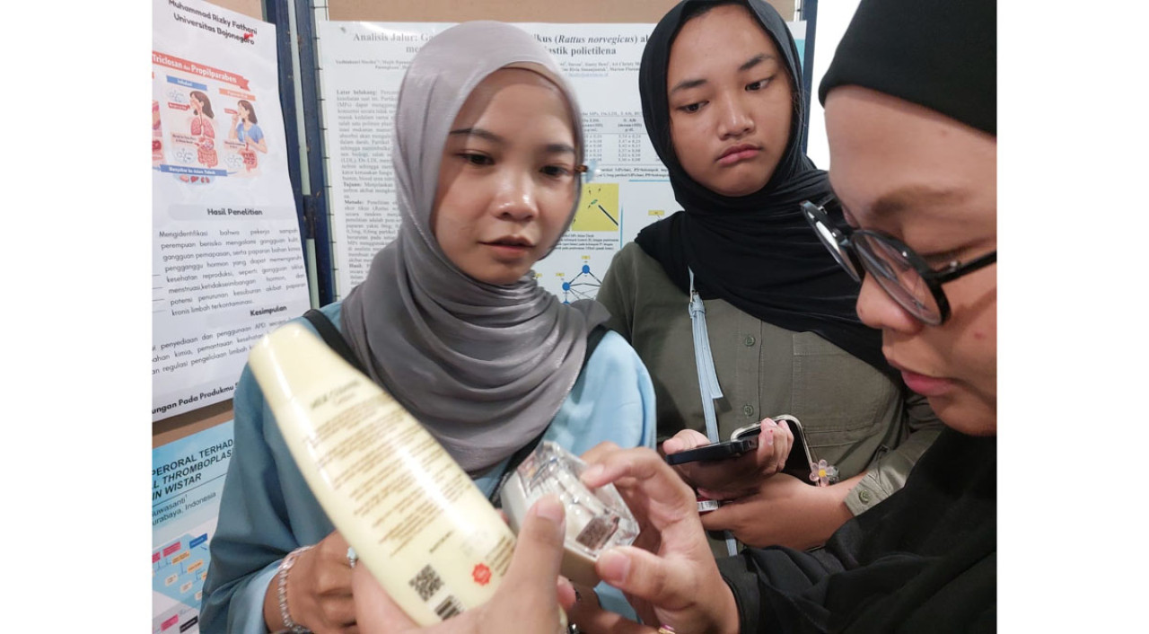 Mahasiswa UIN Sunan Ampel (UINSA) Surabaya dan ECOTON mengungkap fakta mengejutkan mengenai sebaran pencemaran mikroplastik. (Foto: Ecoton for jatimnow.com)