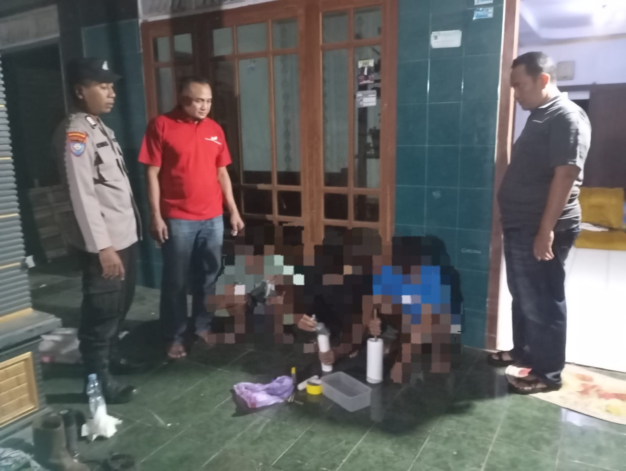 Foto: Remaja pembuat petasan di Tulungagung saat diamankan polisi. (Polres Tulungagung/jatimnow.com)