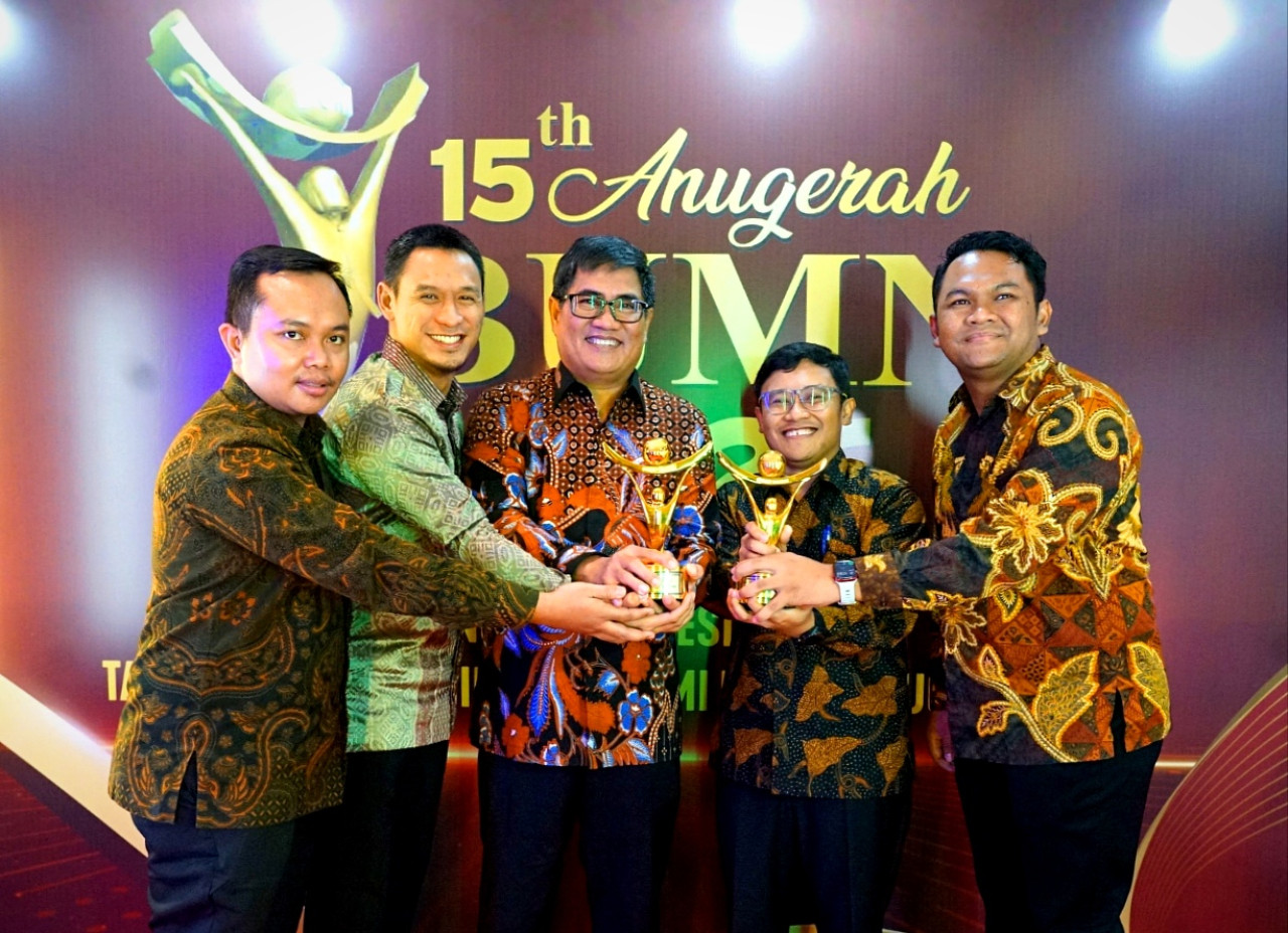 Direktur Utama Petrokimia Gresik, Daconi Khotob, dan tim saat menerima penghargaan Anugerah BUMN 2026. (Foto: Petrokimia Gresik/jatimnow.com)