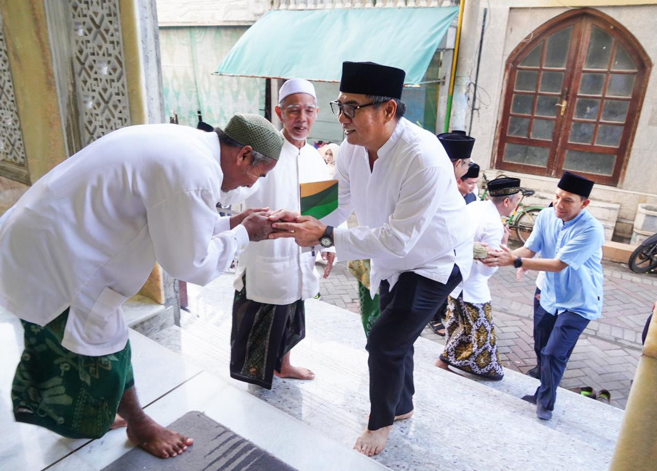 Direktur Utama Petrokimia Gresik, Daconi Khotob saat mengunjungi masjid yang akan diberi bantuan operasional. (Foto: Petrokimia Gresik/jatimnow.com)