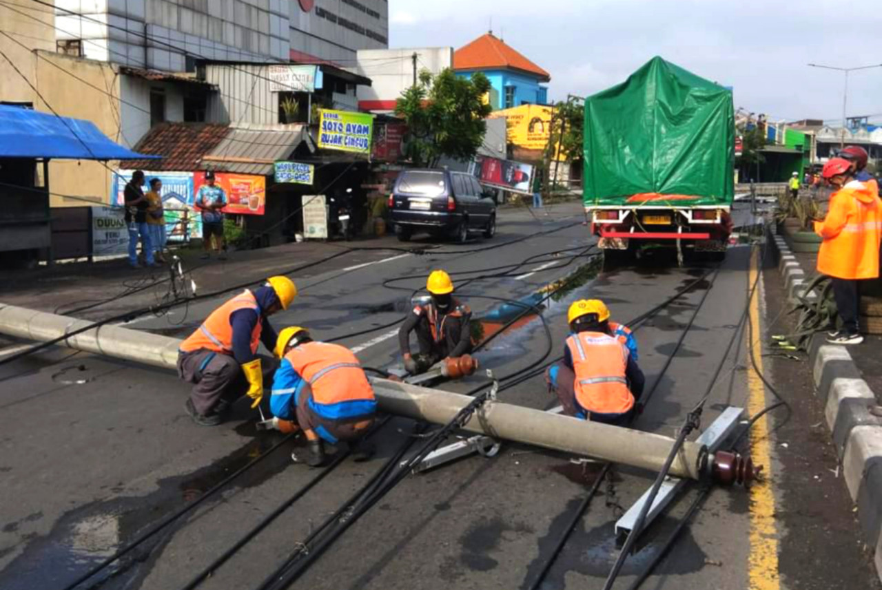 Tim PLN UP3 Surabaya Barat melakukan perbaikan jaringan di Kecamatan Taman, Sidoarjo, Jumat (6/3/2026). (Foto: PLN UP3 Surabaya Barat for jatimnow.com)