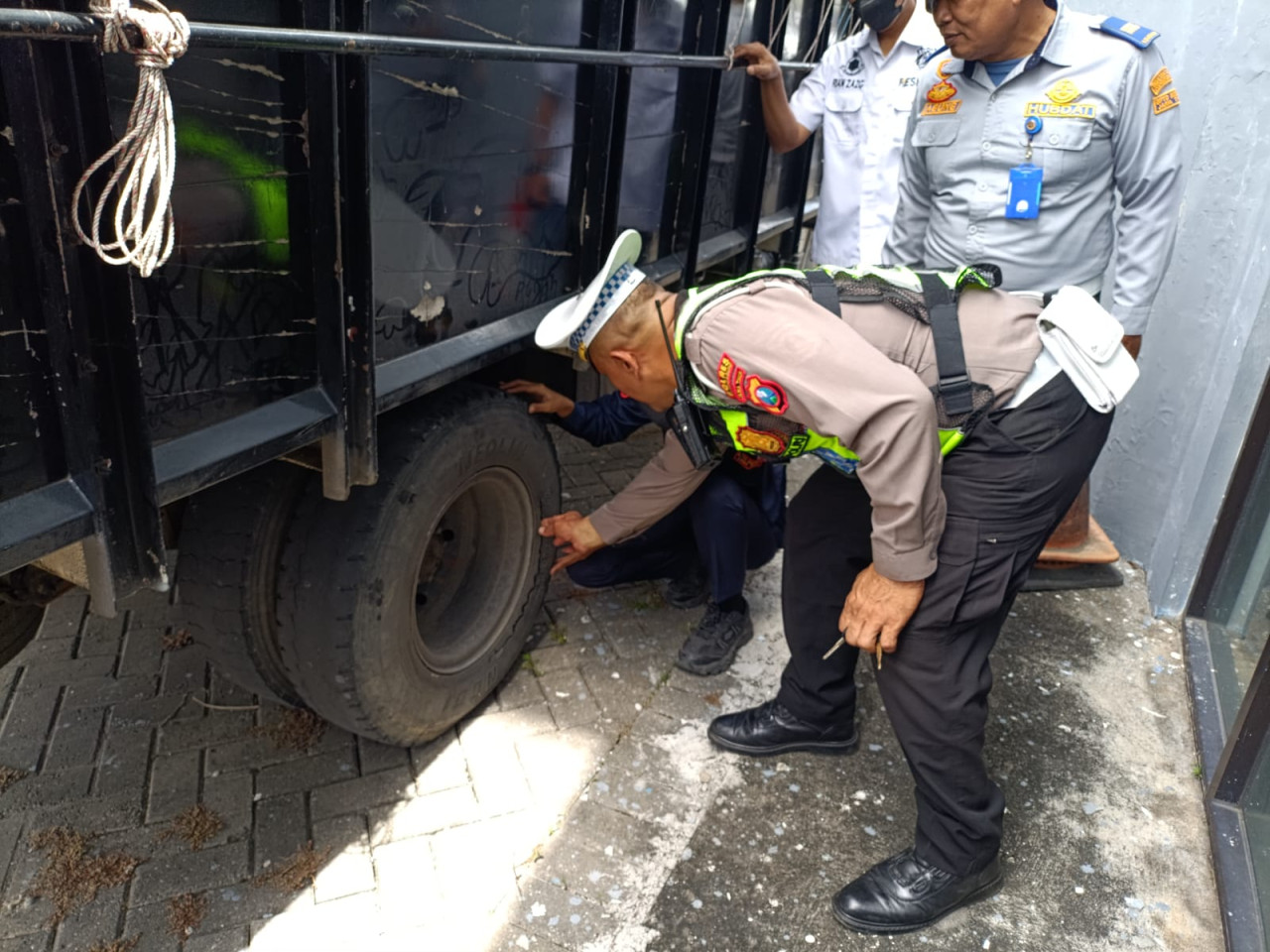 Razia Angkutan Barang di Tulungagung, Petugas Temukan ODOL dan Mati Pajak