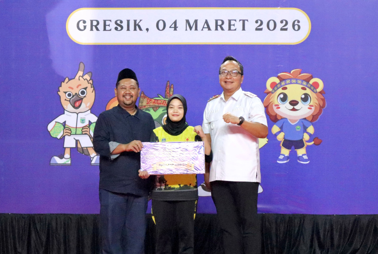 Foto: Bupati dan Wabup Gresik saat menyerahkan bonus dan penghargaan kepada para atlet, pelatih, asisten pelatih serta official berprestasi pada ajang Pekan Olahraga Provinsi (Porprov) IX Jawa Timur (Diskominfo Gresik/jatimnow.com)