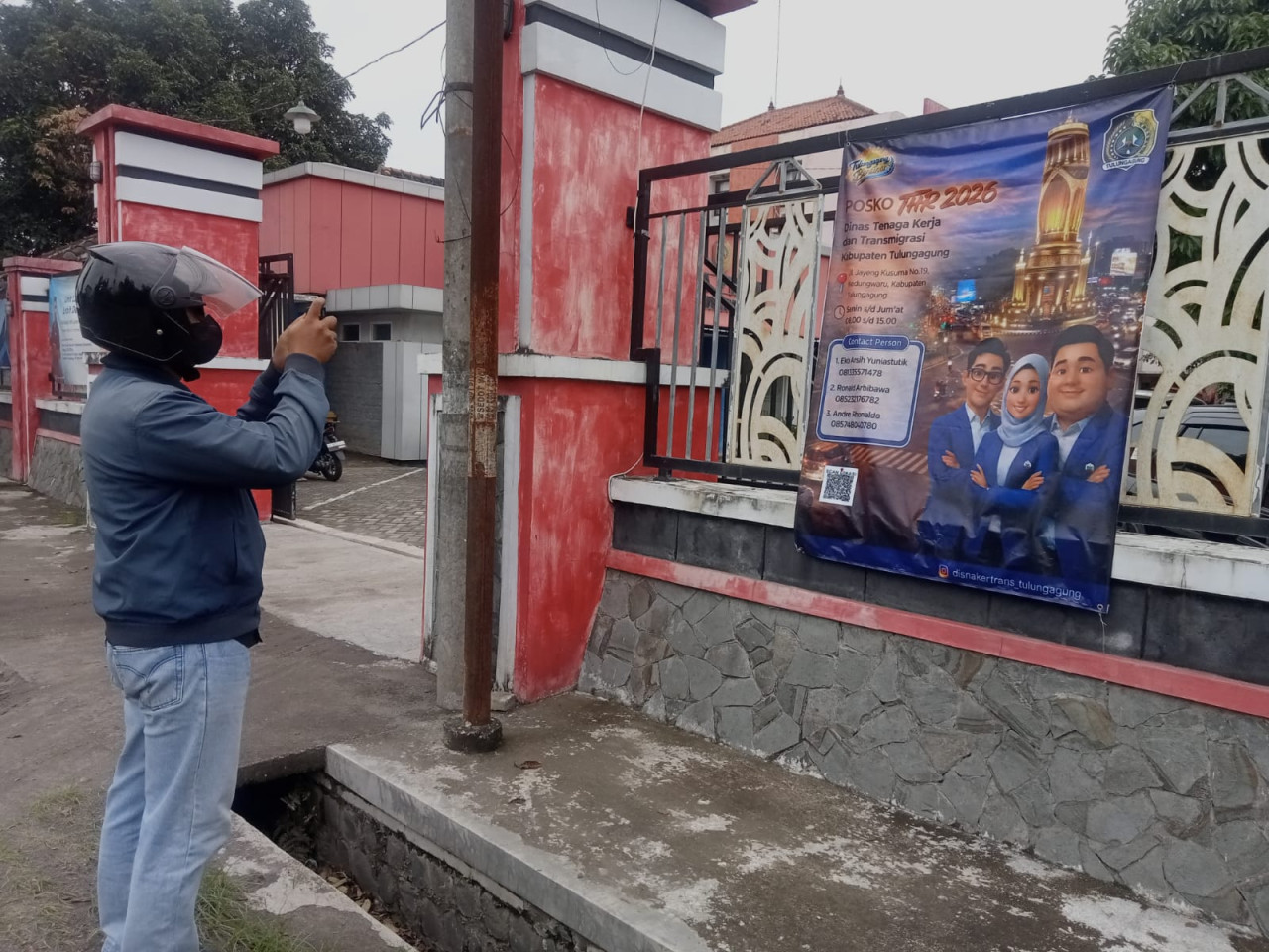 Foto: Posko aduan THR yang dibuka Disnakertrans Tulungagung. (Bramanta/jatimnow.com)