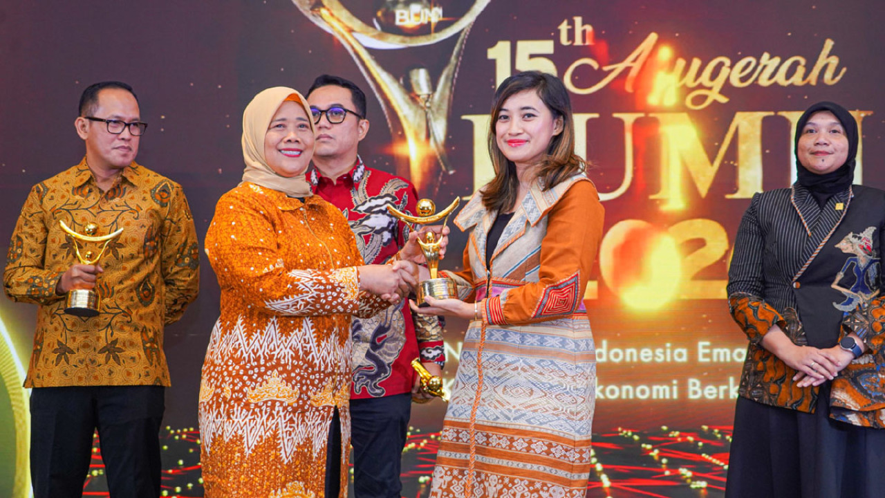 Senior Manager Sekretaris Perusahaan PTP Nonpetikemas, Fiona Sari Utami, menerima penghargaan dalam Anugerah BUMN 2026. (Foto: PTP Nonpetikemas for jatimnow.com)