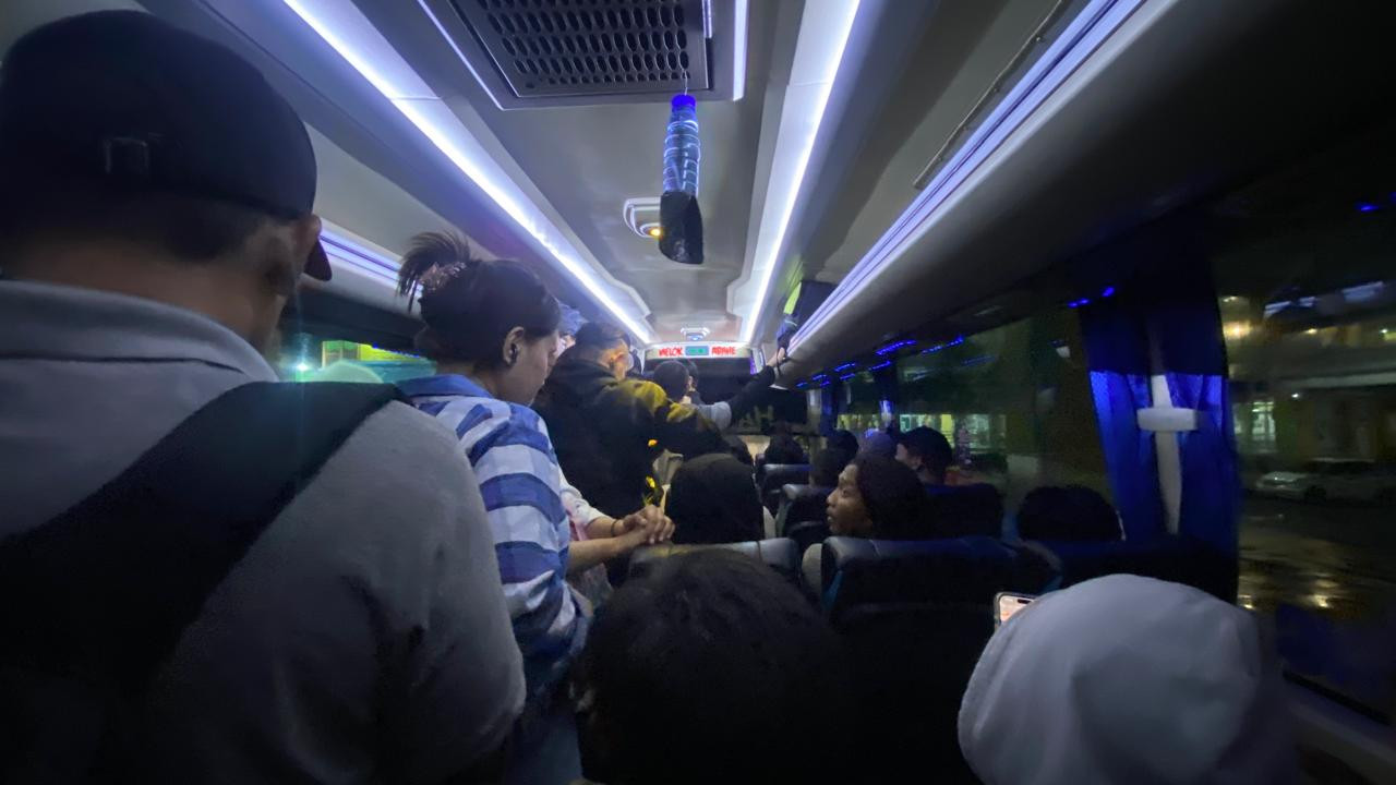 Terminal Purabaya Sidoarjo Ramai Rabu Malam, Penumpang War di Area Parkir