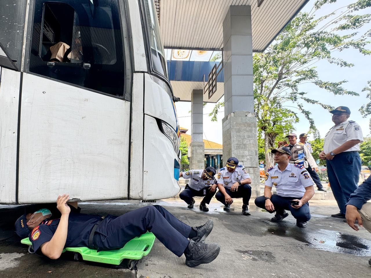 Petugas Dishub Surabaya saat melakukan pemeriksaan kendaraan di terminal Tambak Oso Wilangun. (Foto: Rizky/jatimnow.com)