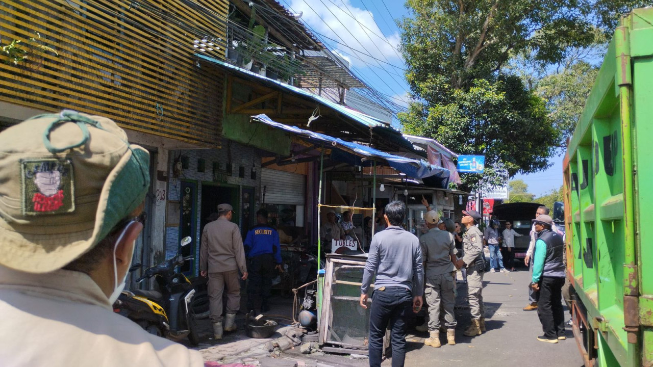 Kembalikan Fungsi Trotoar, Satgas ITR Jember Gelar Razia