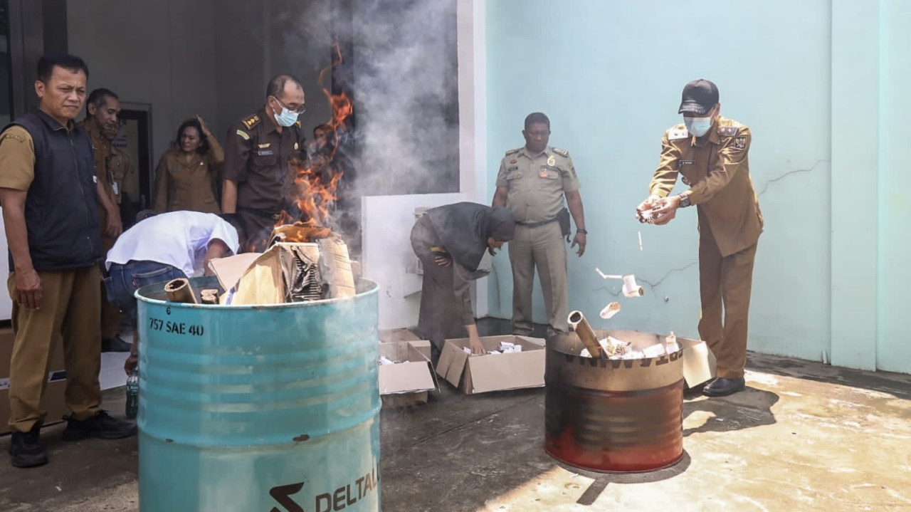 Pemusnahan puluhan ribu batang rokok hasil pelatihan peningkatan sumber daya manusia (SDM) Industri Hasil Tembakau (IHT) Tahun 2025. (Foto: Pemkot Kediri/jatimnow.com)