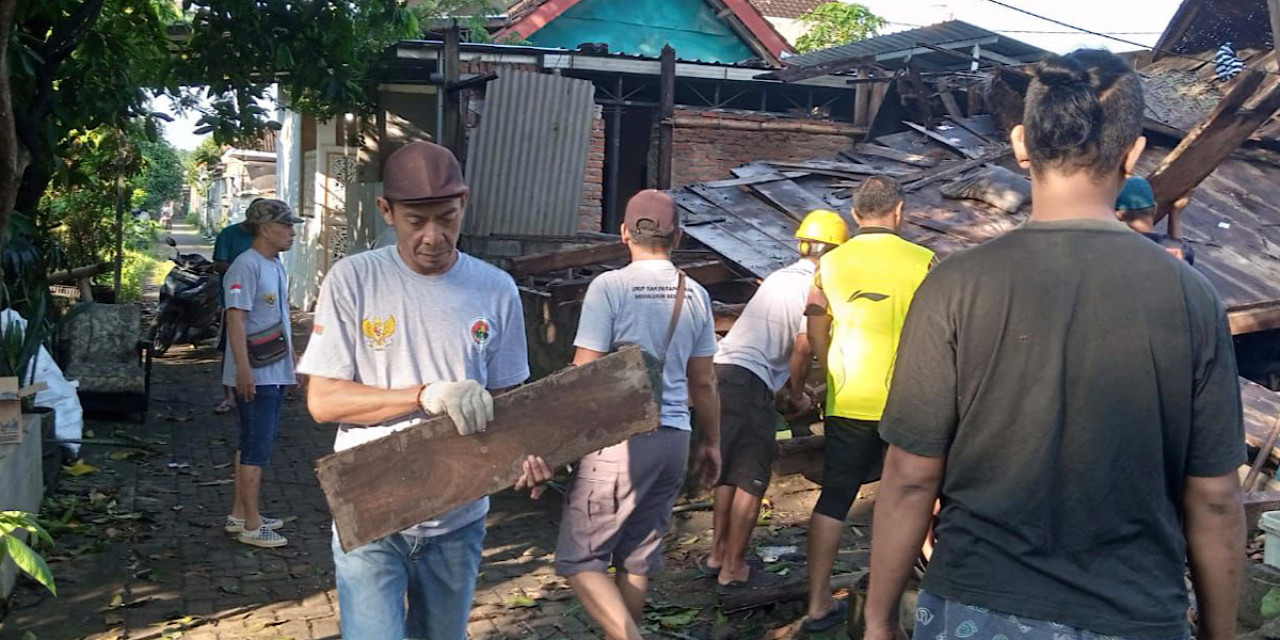 Aksi relawan RSTN membersihkan rumah roboh di Kediri. (Foto: RSTN/jatimnow.com)
