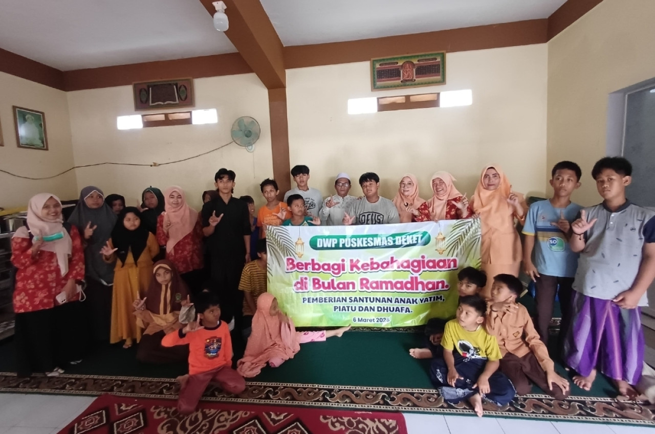 Penyaluran santunan oleh DWP Puskesmas Deket Lamongan di Panti Asuhan Al-Rasyid. (Foto: Adyad Ammy Iffansah/jatimnow.com).