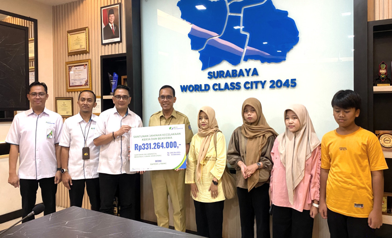 BPJS Ketenagakerjaan Surabaya Karimunjawa serahkan santunan JKK Rp220 juta dan beasiswa pendidikan Rp111 juta bagi ahli waris pegawai Bappeda Surabaya. (Foto: Ali Masduki/jatimnow.com)