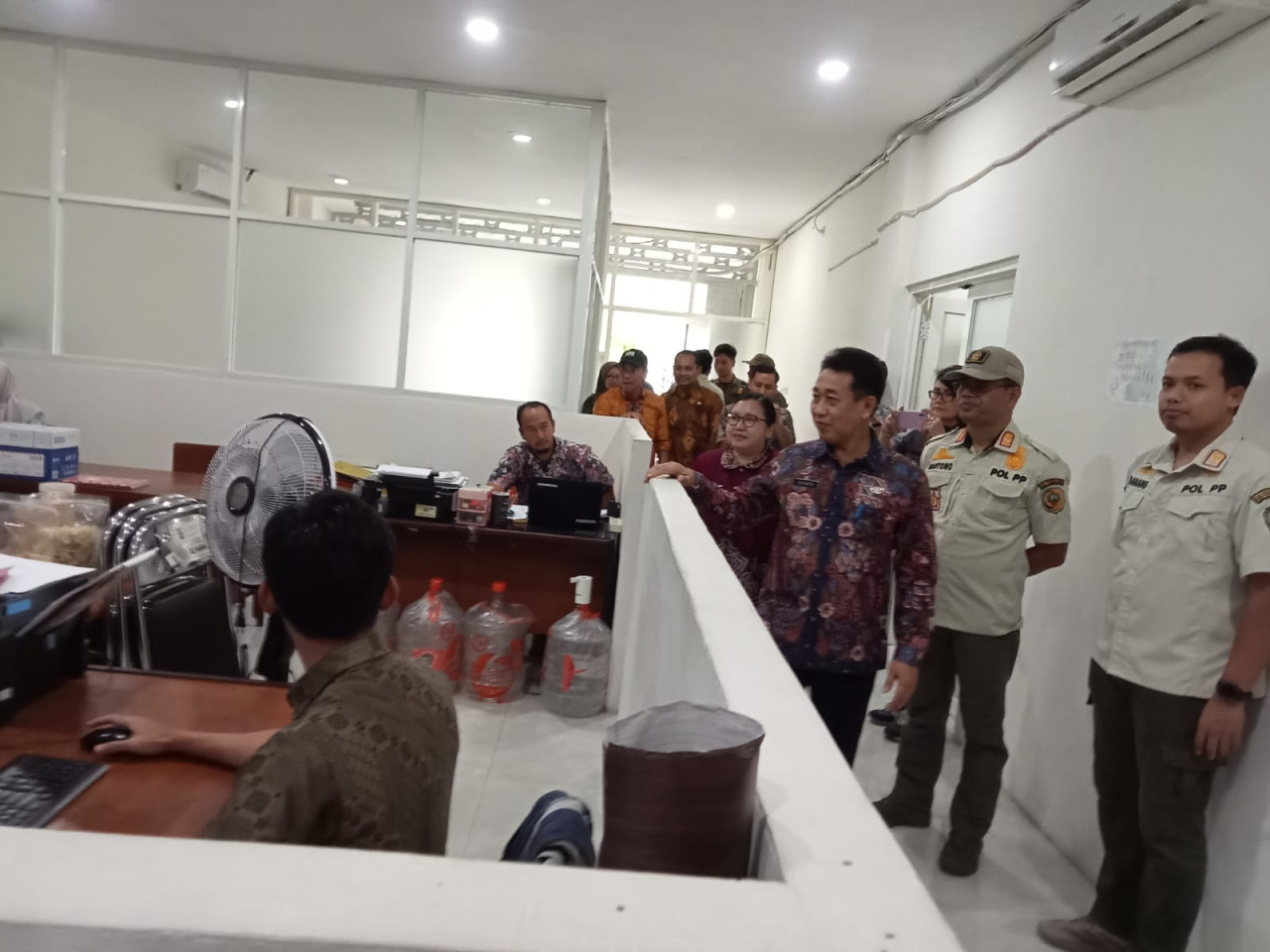 Pj Sekda Tulungagung, Soeroto saat melakukan sidak. (Foto: Bramanta/jatimnow.com)