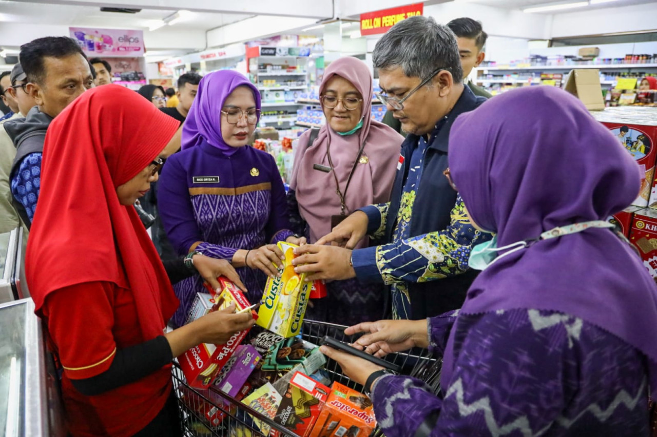 Tim gabungan di Kota Kediri saat sidak parcel di Swalayan. (Foto: Pemkot Kediri/jatimnow.com)