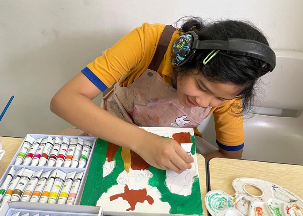 Audrey, siswi berkebutuhan khusus SD Cikal Serpong yang menembus keterbatasan lewat desain kebaya encim dan seni visual untuk kelola emosi. (Foto: Sekolah Cikal/jatimnow.com)