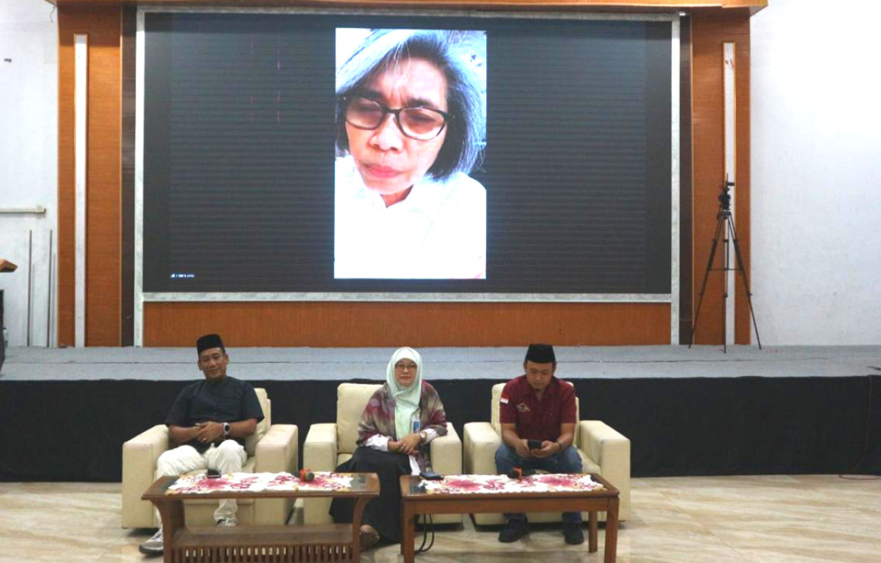 Anggota DPR Indah Kurniawati memberikan arahan secara daring dalam sosialisasi program MBG di Sidoarjo. (Foto: BGN for JatimNow.com)