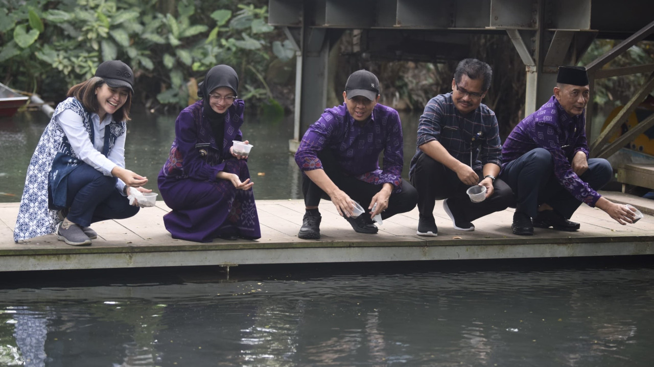 Wali Kota Kediri Vinanda Prameswati saat menebar benih ikan endemik Jawa Timur di Sumber Banteng. (Foto: Pemkot Kediri/jatimnow.com)