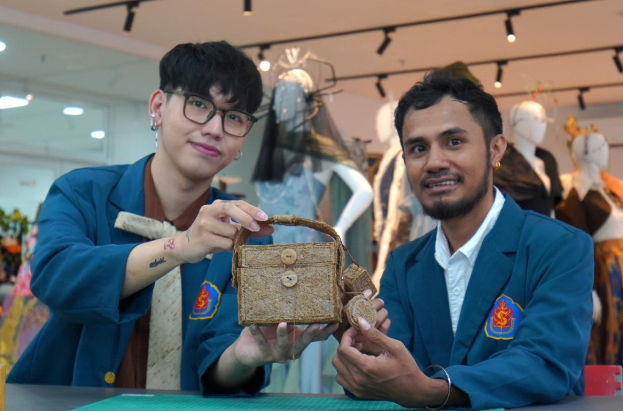 Mahasiswa Ubaya ciptakan tas dari serabut kelapa yang bisa terurai dan ditanam, dorong fesyen ramah lingkungan. (Foto: Humas Ubaya for jatimnow.com)