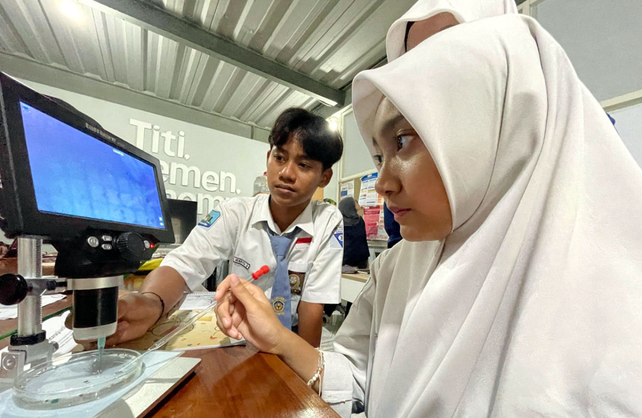 SMAN 1 Driyorejo teliti mikroplastik. Sekolah akan mendeklarasikan diri sebagai Zero Plastic School. (Foto: Ecoton/jatimnow.com)