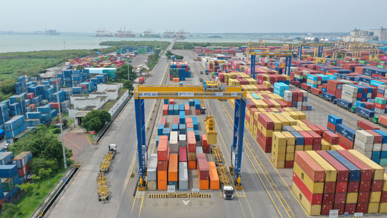 PT Terminal Petikemas Surabaya (TPS) menyiagakan alat E-RTG dan lahan tambahan guna menjamin kelancaran arus logistik selama periode Idul Fitri 1447 H. (Foto: Humas TPS/jatimnow.com)