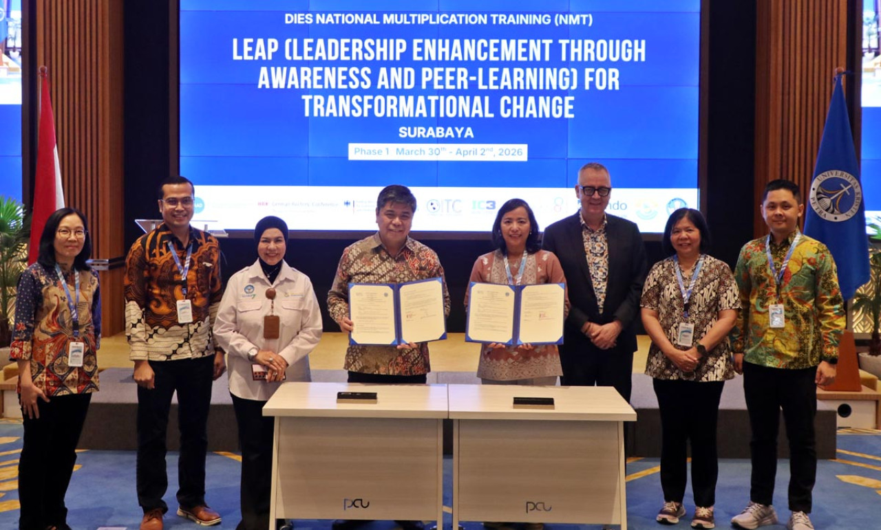 Momen penandatanganan kerja sama pada program LEAP dalam kegiatan NMT di Surabaya, sebagai langkah strategis memperkuat kolaborasi dan transformasi kepemimpinan. (Foto: Humas Ubaya for jatimnow.com)