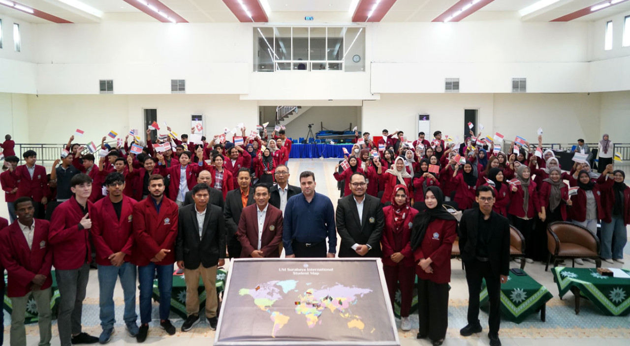 UMSURA gaungkan perdamaian dunia di tengah konflik Iran–Israel lewat kuliah internasional dan aksi penancapan bendera global. (Foto: Humas UMSURA/jatimnow.com)