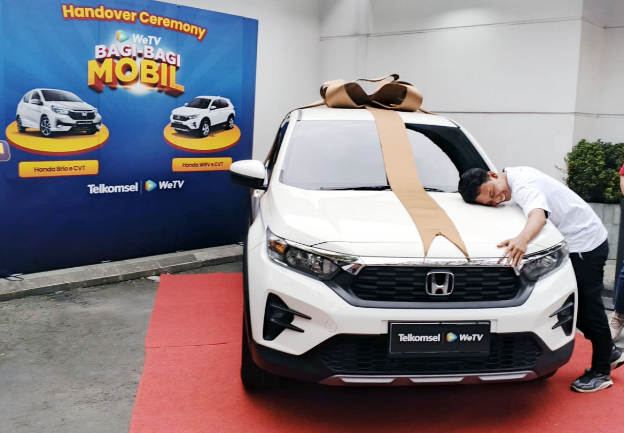 Fatkhul Arifin memeluk mobil Honda WR-V miliknya saat serahterima di GraPari Sudirman Surabaya, Kamis (5/3/2026). (Foto: Ali Masduki/jatimnow.com)