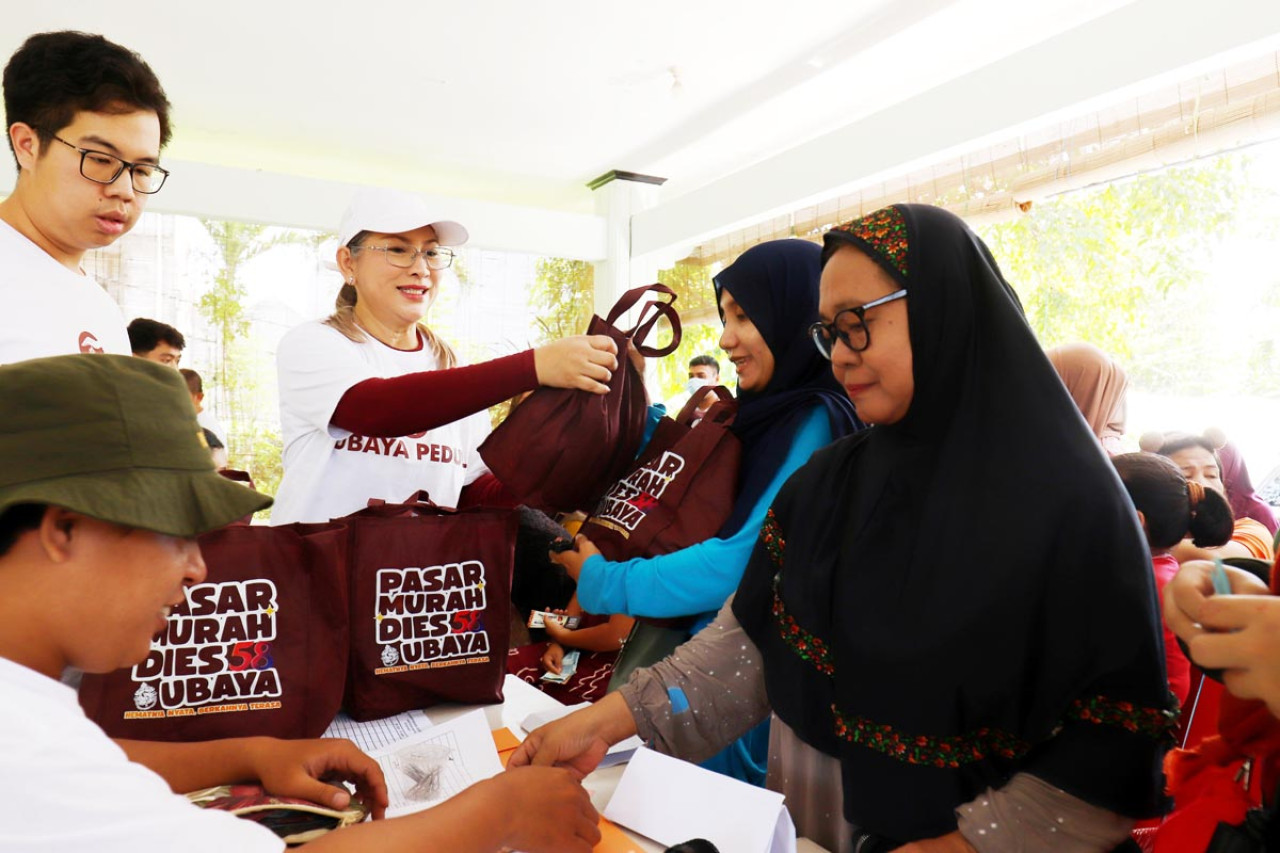 Ubaya menggelar pasar murah sembako di tiga titik lokasi untuk meringankan beban ekonomi masyarakat dalam rangka Dies Natalis ke-58. (Foto: Humas Ubaya for jatimnow.com)