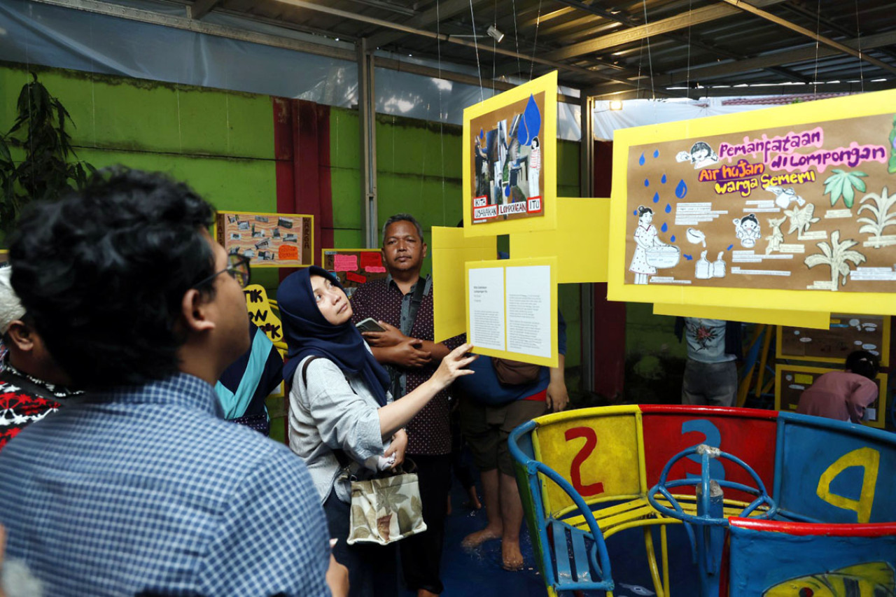 Tim CeCUR Untag Surabaya pameran jurnal kreatif bertajuk ‘Sesudah Hujan’ yang digelar Minggu (1/3/2026). (Foto: Humas Untag Surabaya/jatimnow.com)