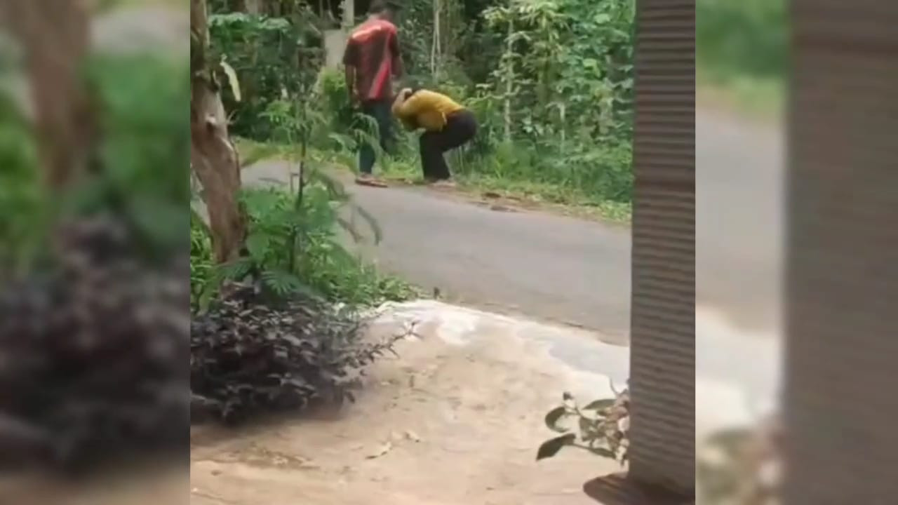 Foto: Capture video kekerasan terhadap perempuan yang viral di Trenggalek. (facebook/jatimnow.com)