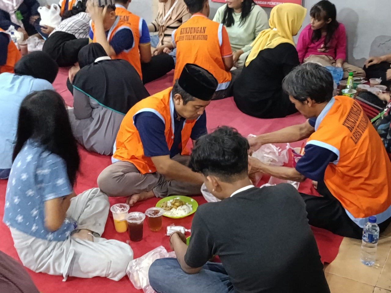 Foto: Warga binaan Lapas Tulungagung saat berbuka bersama keluarga. (Bramanta/jatimnow.com)