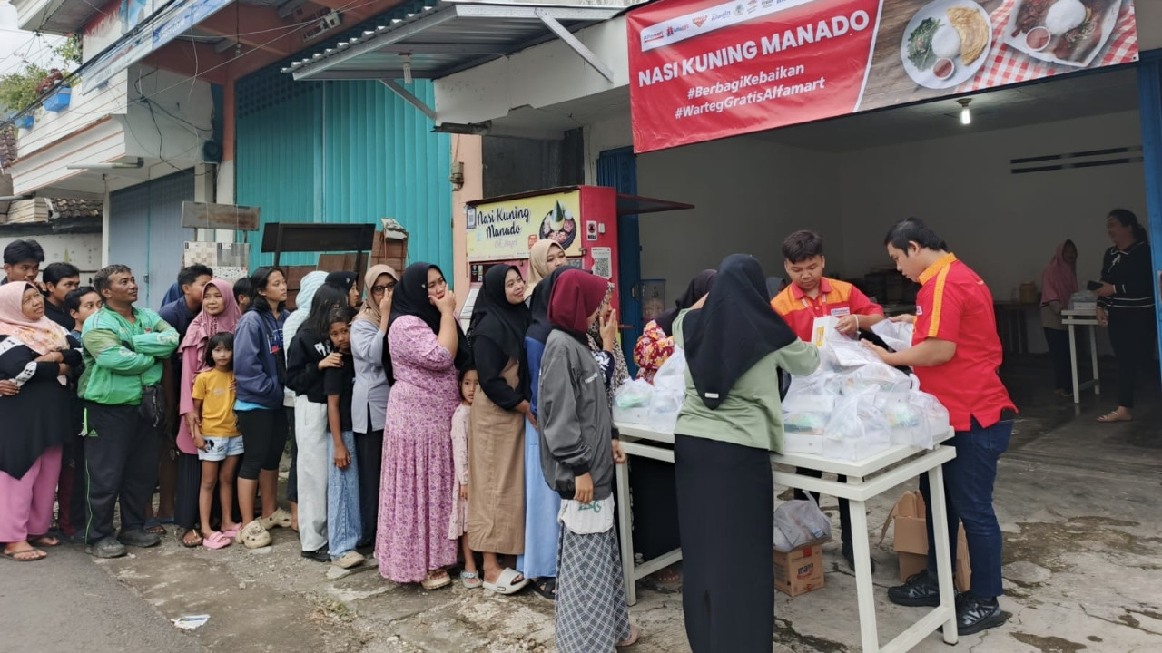Program Warteg gratis untuk buka puasa selama ramadan. (Foto: Sugianto/jatimnow.com)