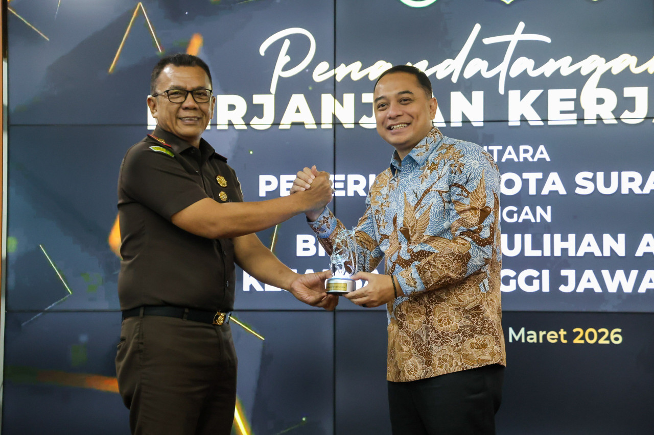 Eri Cahyadi (kanan) bersama Kajati Jatim (kiri) usai penandatanganan upaya penyelamatan aset Pemkot Surabaya (foto: Kominfo Surabaya for jatimnow.com)