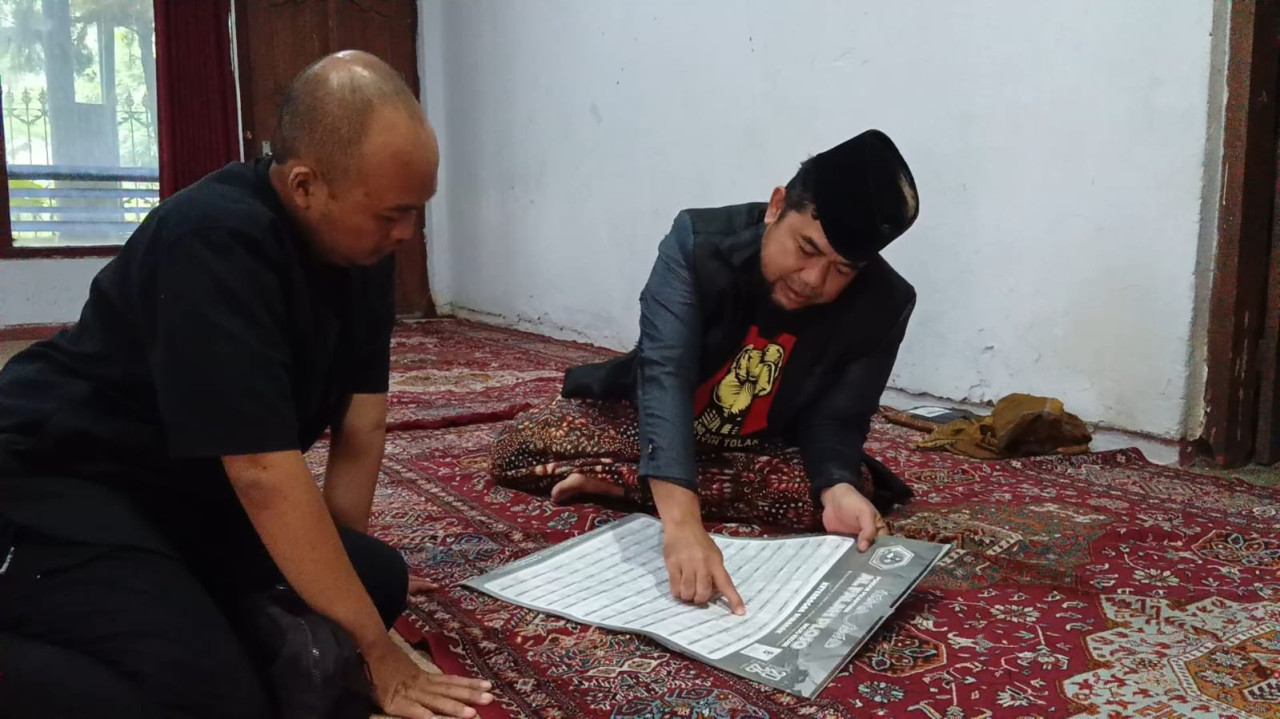 Pengasuh Pondok Pesantren Al-Falah Kedunglurah, Agus H. Muh Izuddin Zakki saat menerangkan metode hisab. (Foto: Bramanta/jatimnow.com)