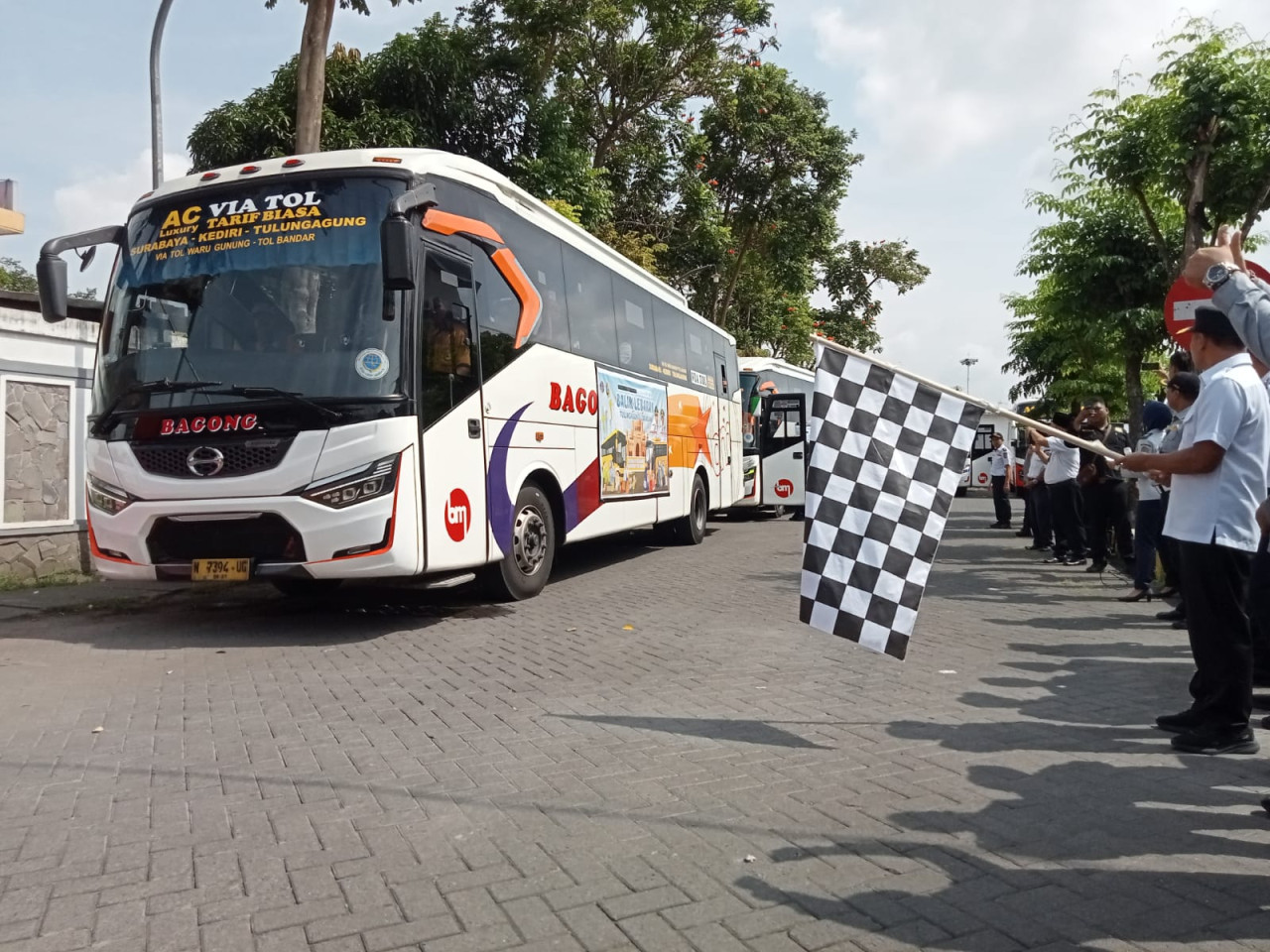 Pemberangkatan bus program balik gratis yang digelar Pemkab Tulungagung. (Foto: Bramanta/jatimnow.com)