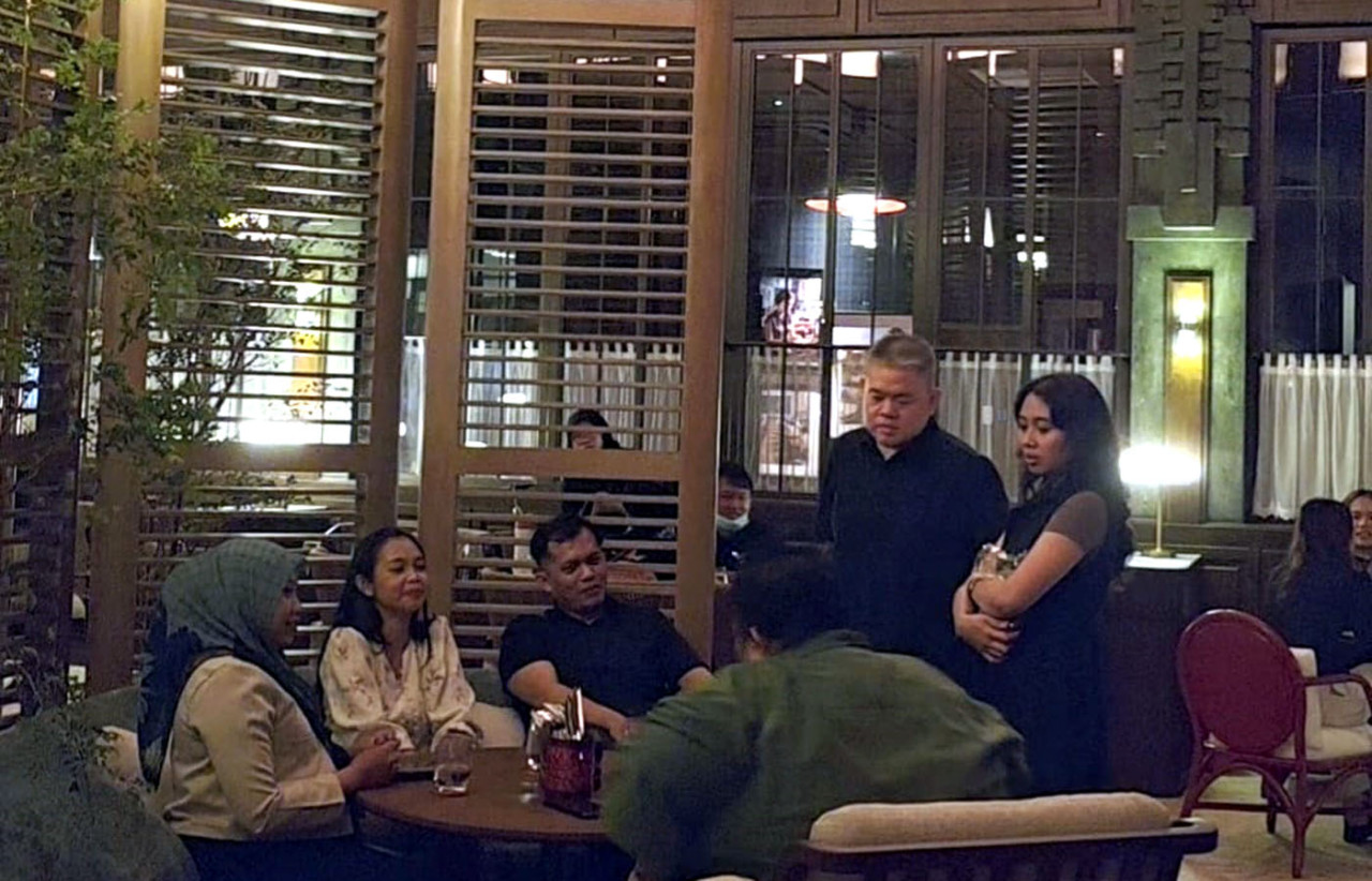 Suasana hangat di 10 Regentstraat, Kota Lama Surabaya, saat pengelola berinteraksi langsung dengan pengunjung dalam pembukaan destinasi kuliner berbasis bangunan bersejarah, Rabu (29/4/2026). (Foto: Ali Masduki/jatimnow.com)