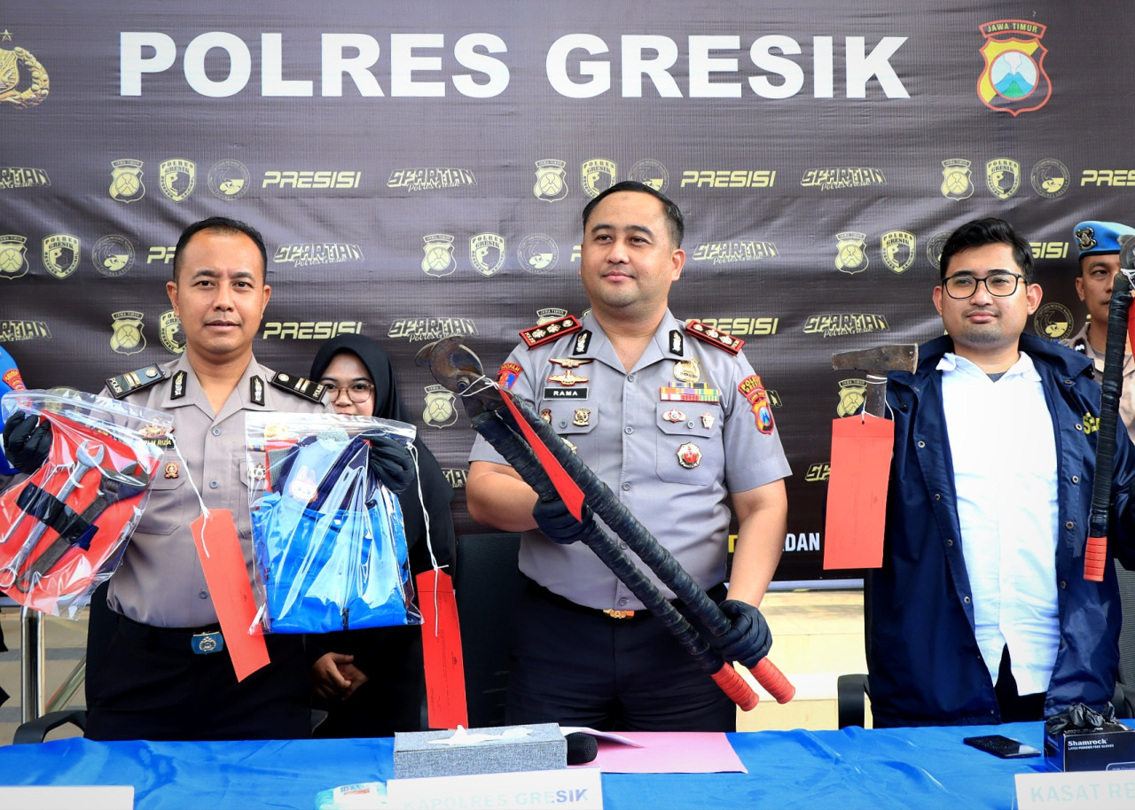 Kapolres Gresik, AKBP Ramadhan Nasution (tengah) menunjukkan barang bukti gunting besi berukuran besar yang digunakan komplotan pencuri kabel PLN. (Foto: Humas Polres Gresik for jatimnow.com)