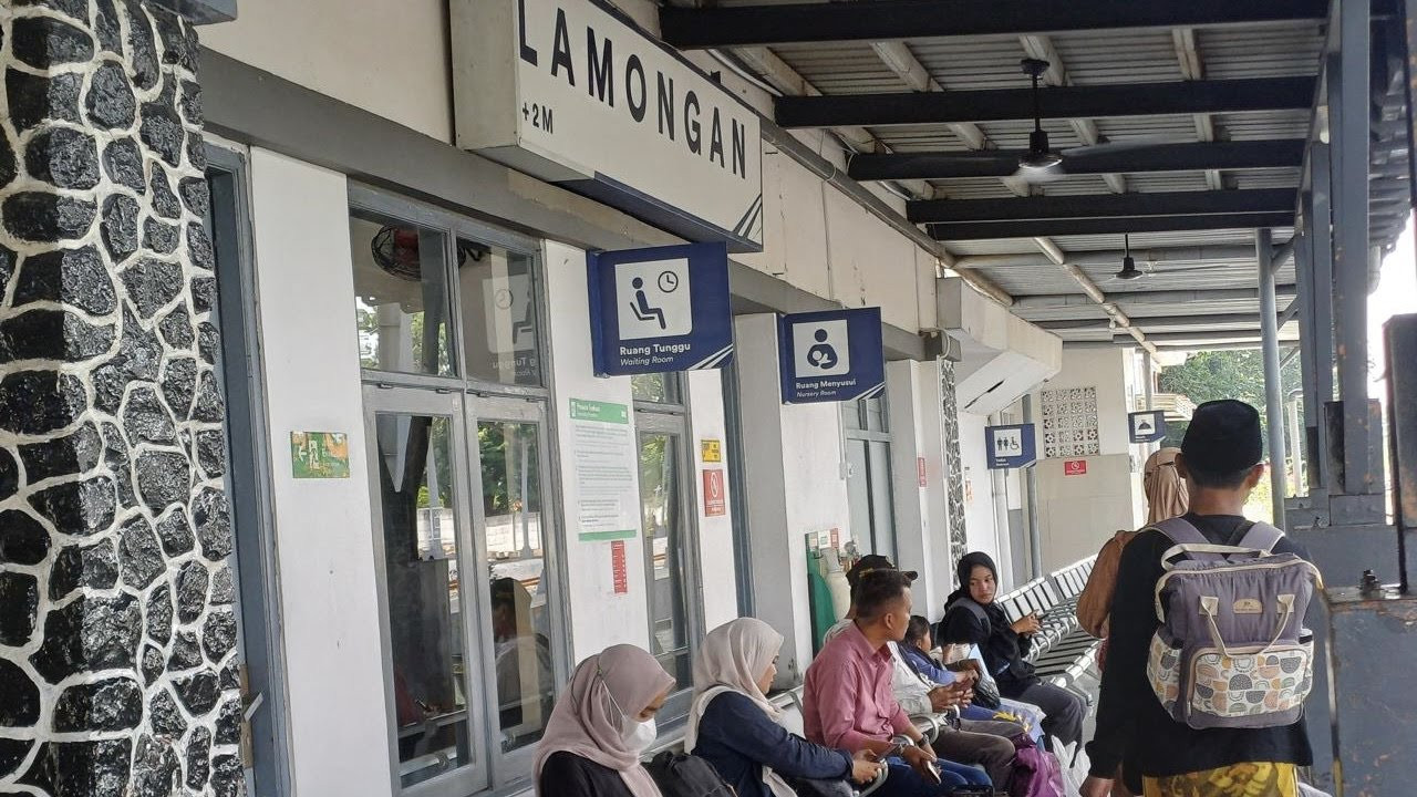 Suasana Stasiun Lamongan. (Foto: Adyad Ammy Iffansah/jatimnow.com)
