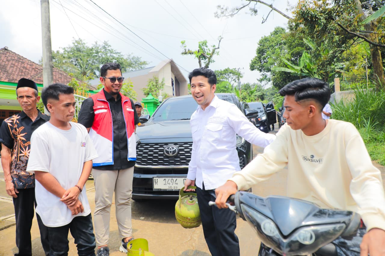 Emil Dardak saat turun ke lapangan memastikan ketersediaan LPG 3kg di tengah masyarakat (foto: Humas Pemprov Jatim for jatimnow.com)