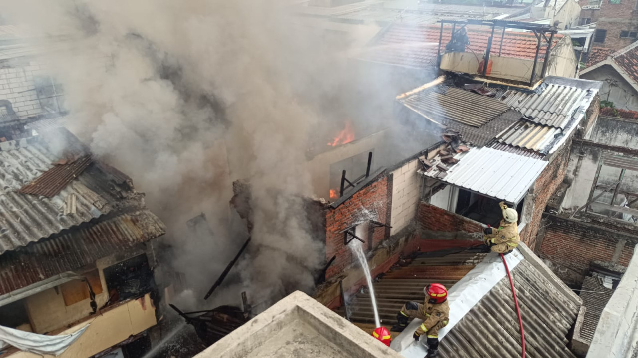 Kebakaran Landa Kawasan Padat Penduduk di Surabaya, Delapan Rumah Terdampak
