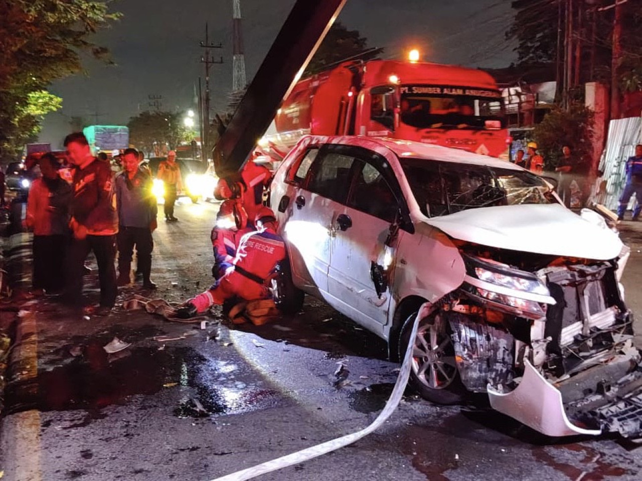 Diduga Pengemudi Mengantuk, Mobil Avanza Terbalik di Perak Barat Surabaya