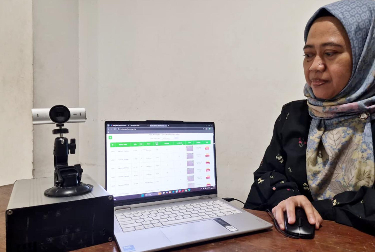 Dr Hani’ah Mahmudah menunjukkan tampilan pengambilan data visual jalan rusak. (Foto: Humas ITS for jatimnow.com)