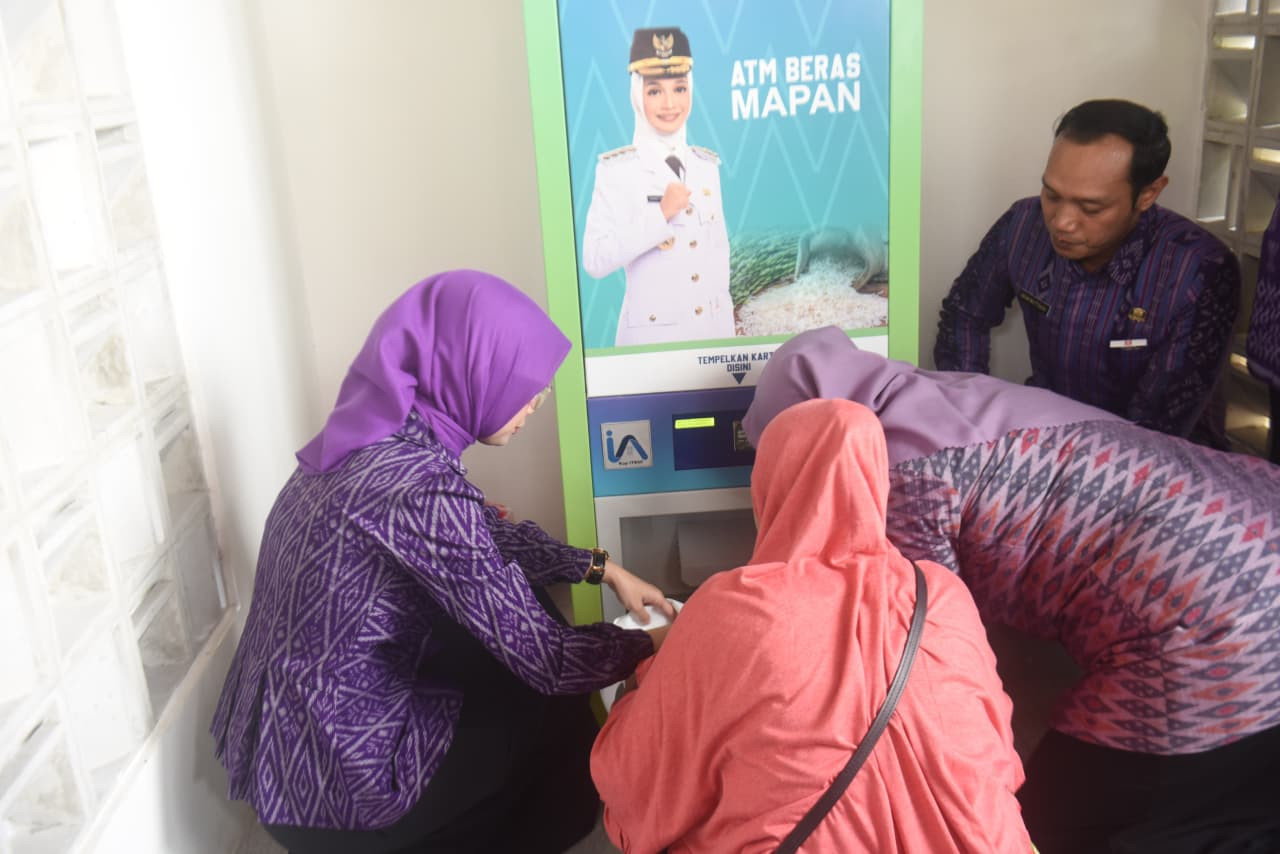 Mbak Vinanda Tinjau Penyaluran Program ATM Beras, Pastikan Bantuan Tepat Sasaran