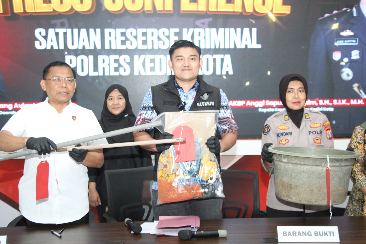 Polisi menunjukkan barang bukti saat press conference di Polres Kediri Kota. (Foto: Polres Kediri Kota/jatimnow.com)