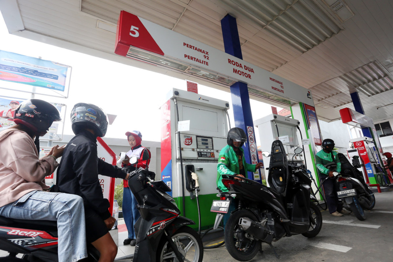 Warga anter mengisi BBM di SPBU Surabaya. (Foto: Ali Masduki/jatimnow.com)