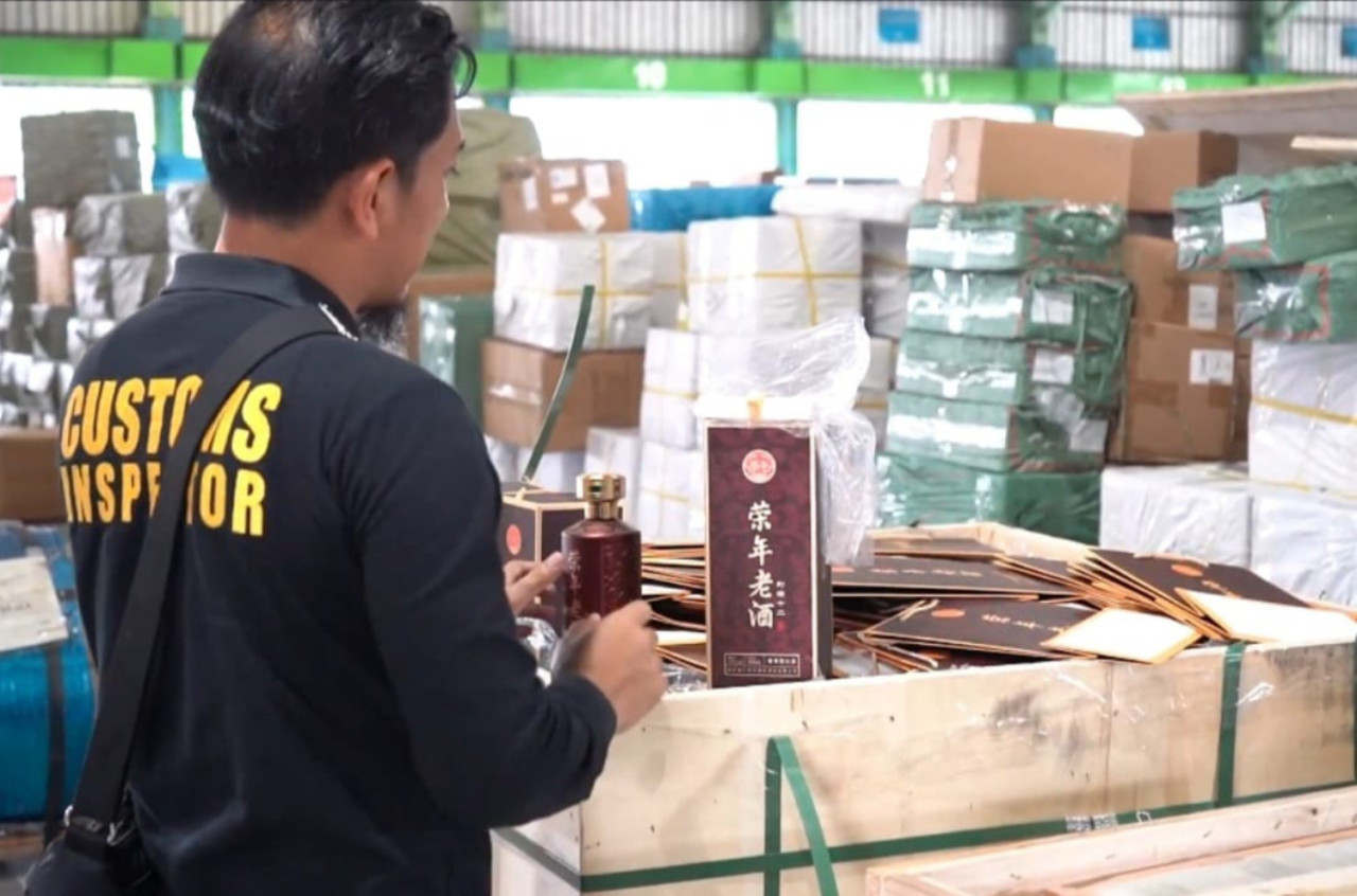 Bea Cukai Tanjung Perak Bongkar Selundupan Miras dan Onderdil Asal China