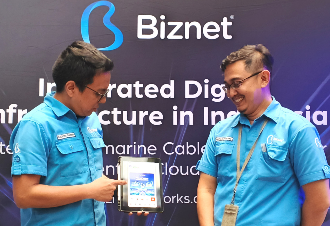 Manajemen Biznet usai memaparkan update inovasi di Biznet Technocenter Surabaya, Kamis (09/4/2026). (Foto: Ali Maduki/jatimnow.com)
